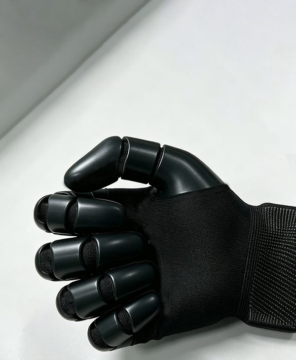 液态硅胶分段成型需保证关节活动余量,
不卡关节