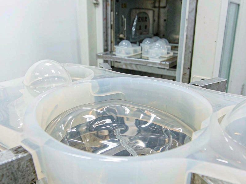 硫化完成脱模的液态硅胶包胶制品